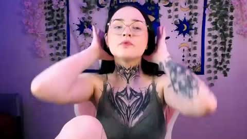 molly_kisss online show from June 25, 4:34 am