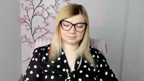 Molly online show from April 26, 11:41 am