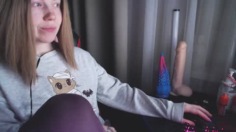 Snapshot of molly_royse chatting on February 6, 6:46 pm I have new photos come and see with love Molly online show from February 6, 6:46 pm