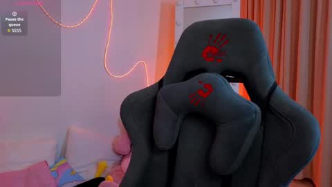 Molly online show from April 24, 12:30 pm