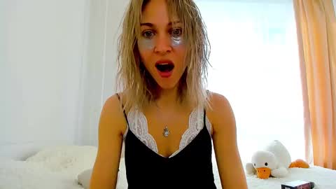 Snapshot of mona_cruz chatting on February 19, 6:44 am Mona online show from February 19, 6:44 am