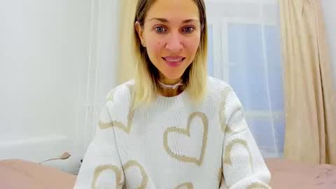 Snapshot of mona_cruz chatting on December 4, 5:16 am Mona online show from December 4, 5:16 am