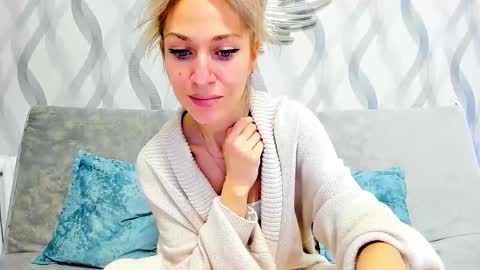 Snapshot of mona_cruz chatting on February 16, 2:43 pm Mona online show from February 16, 2:43 pm