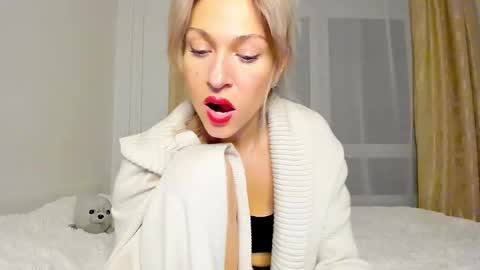 Snapshot of mona_cruz chatting on March 10, 8:12 pm Mona online show from March 10, 8:12 pm