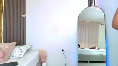 Snapshot of monicaflower chatting on March 5, 11:06 am Kiim online show from March 5, 11:06 am