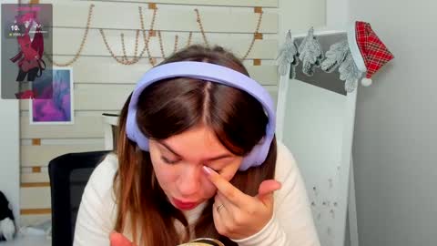 Snapshot of monika_youu chatting on December 21, 8:18 am Monika online show from December 21, 8:18 am