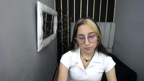 MOON SHUT online show from March 4, 12:56 pm