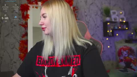 Snapshot of moon_valkyriie chatting on October 6, 9:37 am Emilia online show from October 6, 9:37 am