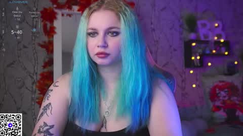 Snapshot of moon_valkyriie chatting on September 18, 9:19 am Emilia online show from September 18, 9:19 am