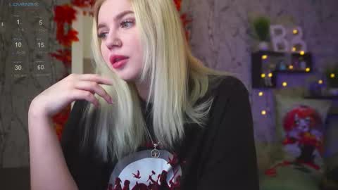 Snapshot of moon_valkyriie chatting on October 12, 9:23 am Emilia online show from October 12, 9:23 am