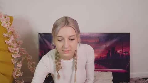 moonliora online show from December 2, 6:54 pm