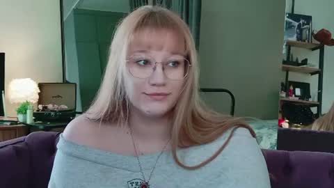 morvelyn online show from August 7, 1:29 pm
