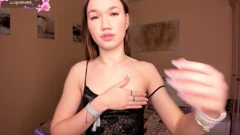 Mia online show from December 22, 3:15 pm