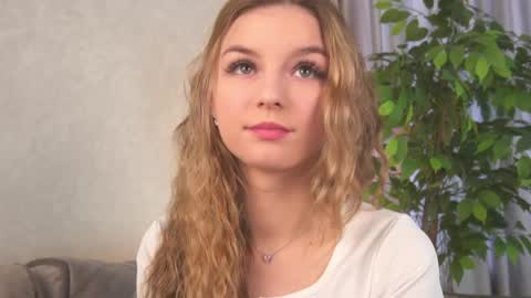 Polly online show from April 22, 1:19 pm