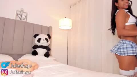 Julieth  online show from February 22, 4:35 am