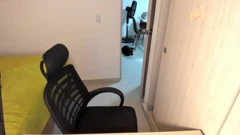 independent model online show from April 25, 2:58 am