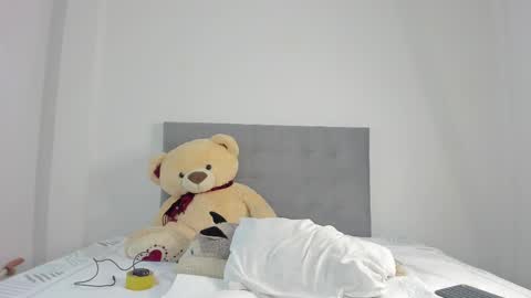 Snapshot of nahomi_miller_ chatting on December 23, 8:47 pm Laura online show from December 23, 8:47 pm