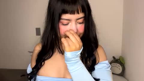 nahomy online show from April 10, 1:39 pm