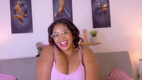 nairagold_ online show from April 23, 1:03 am