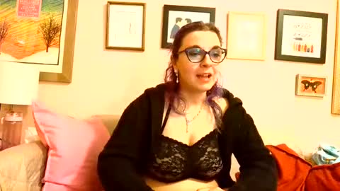 Snapshot of nakedcrafts chatting on March 1, 5:42 am Lizzy online show from March 1, 5:42 am