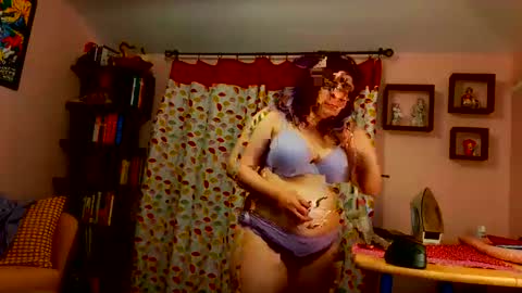 Snapshot of nakedcrafts chatting on January 31, 5:51 am Lizzy online show from January 31, 5:51 am