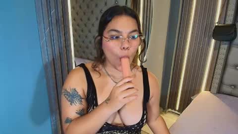 NAOMI online show from April 22, 7:00 pm