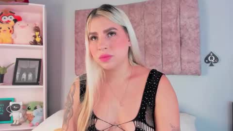 Snapshot of naomisanz_ chatting on October 19, 7:05 pm Laura online show from October 19, 7:05 pm