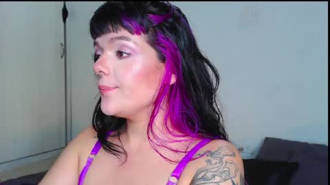 Em  please help me reach 100 thumbs up 3 online show from April 24, 12:57 am