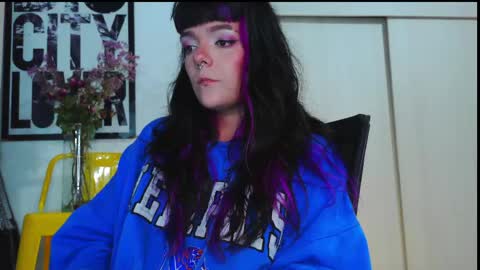 Em  please help me reach 100 thumbs up 3 online show from April 26, 8:39 pm