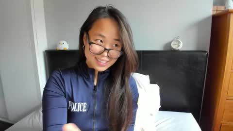 Gigi Chu  online show from October 31, 2:43 pm