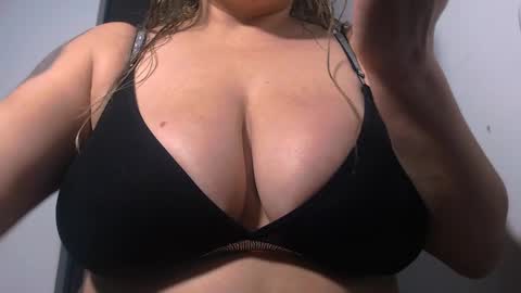 Snapshot of nebrhaska_girl chatting on February 27, 9:25 pm Laura online show from February 27, 9:25 pm