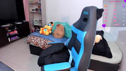 Snapshot of neeko_lol_ chatting on September 15, 10:39 pm Geek Nicole im Neeko UwU online show from September 15, 10:39 pm
