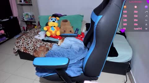 Snapshot of neeko_lol_ chatting on October 16, 5:48 pm Geek Nicole im Neeko UwU online show from October 16, 5:48 pm