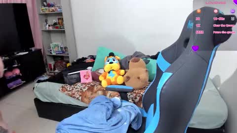 Snapshot of neeko_lol_ chatting on October 11, 8:00 pm Geek Nicole im Neeko UwU online show from October 11, 8:00 pm