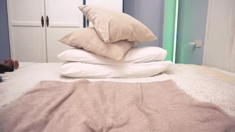 new dee online show from April 2, 2:25 pm