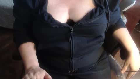 Snapshot of new_milf chatting on October 13, 1:36 pm Lilly online show from October 13, 1:36 pm