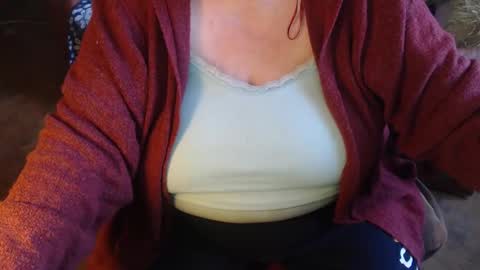 Snapshot of new_milf chatting on January 5, 10:32 am Lilly online show from January 5, 10:32 am