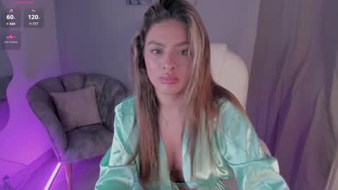 Snapshot of niaevans_x chatting on December 11, 8:28 pm Nia online show from December 11, 8:28 pm