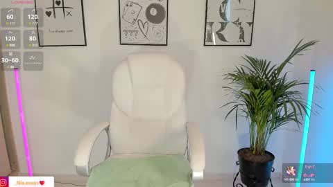 Snapshot of niaevans_x chatting on March 12, 9:03 pm Nia online show from March 12, 9:03 pm