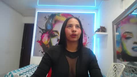 nicol_ross19 online show from April 18, 7:29 pm