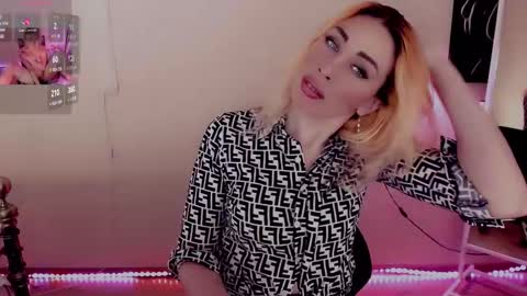 Nicole online show from February 22, 10:59 pm