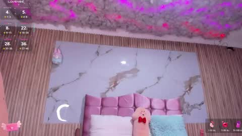 nicolee19_ online show from April 23, 12:51 pm