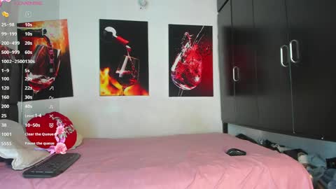 nicolle_hanks1 online show from April 26, 1:58 am