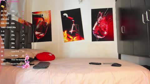 nicolle_hanks1 online show from February 26, 2:10 am