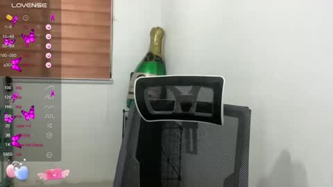 Snapshot of nicollete_snow chatting on January 6, 10:24 am NIC 333 online show from January 6, 10:24 am