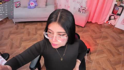 Snapshot of nidrii_07 chatting on February 11, 4:33 am      900   300   online show from February 11, 4:33 am