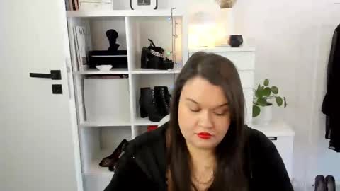 Holly online show from February 25, 8:46 am