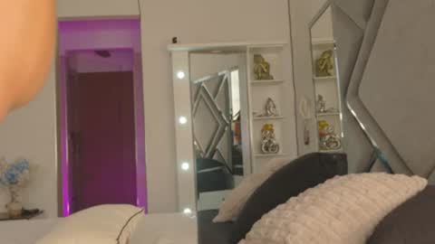 niiaa01 online show from June 25, 5:58 pm