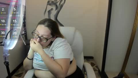 Snapshot of niickyjones chatting on February 5, 11:28 pm Anni online show from February 5, 11:28 pm