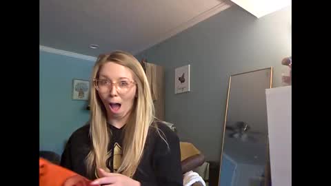 nikkib653466 online show from April 24, 5:38 pm